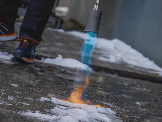 Odmrzavanje površina pomoću plamenika